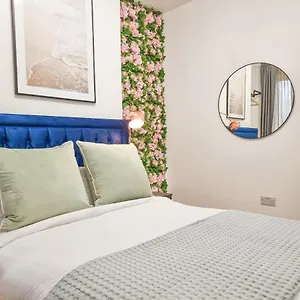 Apartment Designer Flat With Parking Near Peckham & Brixton, London